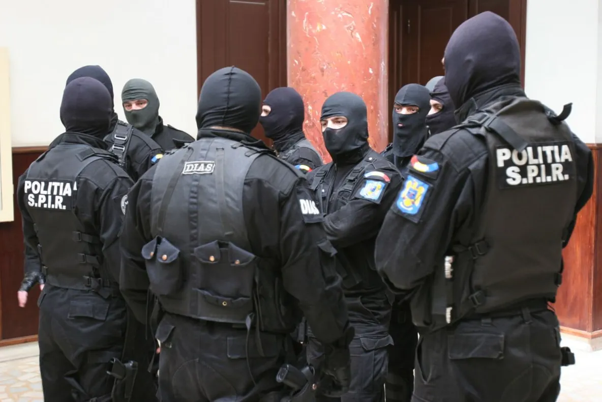 Afaceri toxice în Argeș. Patru persoane reținute pentru îngroparea ilegală a deșeurilor