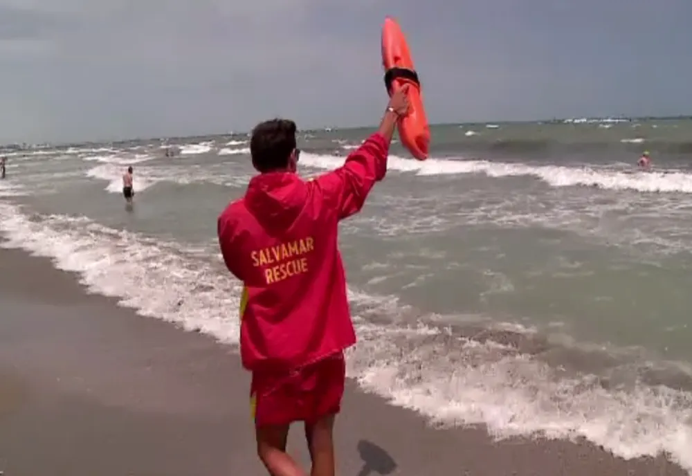 La un pas de tragedie la Eforie Nord! Tată și fiică, salvați din mare pe ultima sută de metri VIDEO