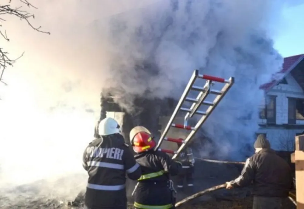 Incendiu într-un bloc din Braşov: 30 de persoane s-au autoevacuat şi 10 au fost evacuate de pompieri