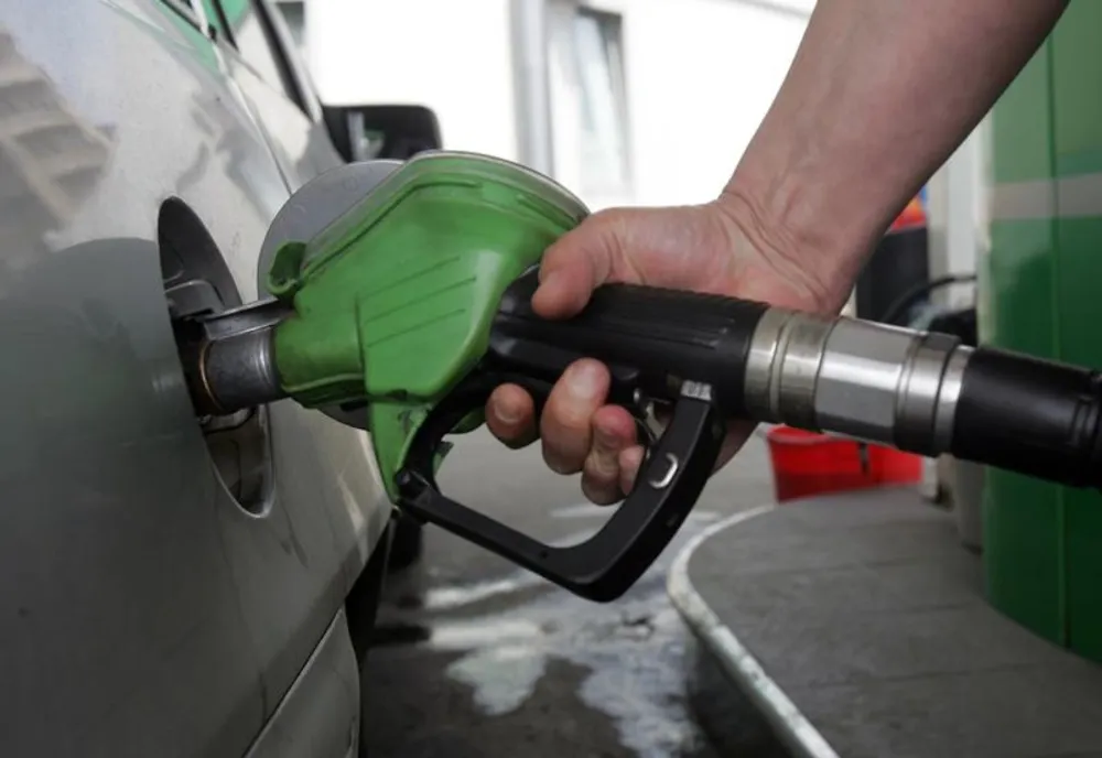 Anunț de ultimă oră pentru șoferi! Guvernul ia în calcul să prelungească subvenţionarea preţului doar pentru motorină, nu şi pentru benzină