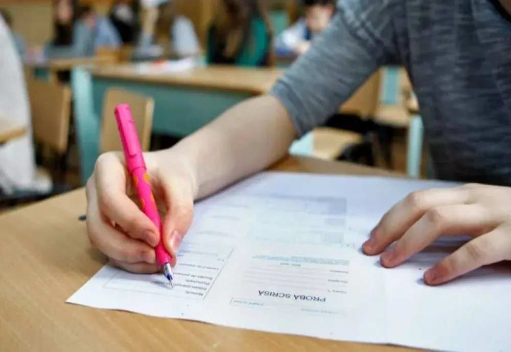 Elevii din partea minorităților susțin proba de Limba și literatura maternă, în cadrul Simulării Evaluării Naționale