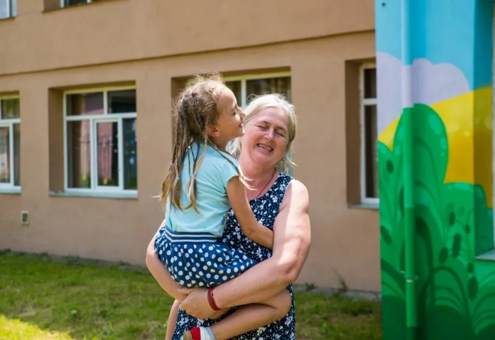 DOAR UNUL DIN TREI COPII CU PĂRINȚI PLECAȚI LA MUNCĂ ÎN STRĂINĂTATE ÎȘI REVEDE FAMILIA ÎN ACEASTĂ VARĂ