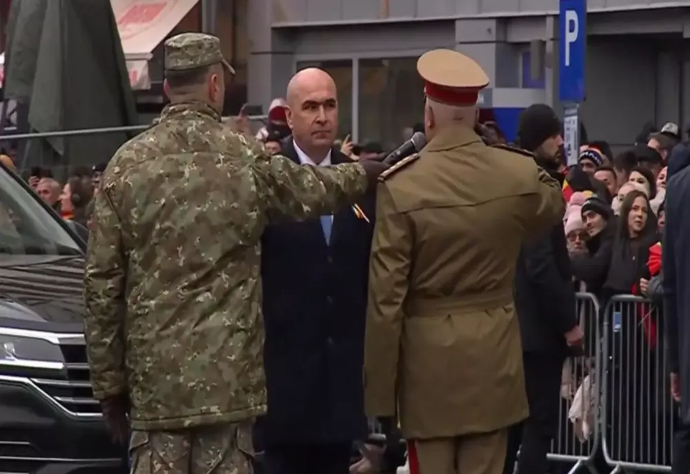 Huiduieli fără precedent la Alba Iulia, la adresa premierului Ilie Bolojan VIDEO