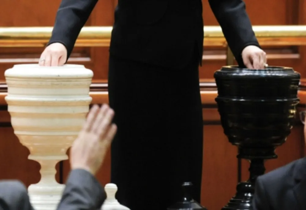 PSD și AUR au strâns semnăturile necesare pentru moțiunea de cenzură împotriva Guvernului Bolojan