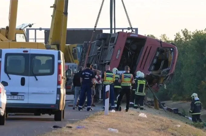Tragedie pe autostrada M3 din Ungaria: 12 morți și zeci de răniți după răsturnarea unui autocar polonez