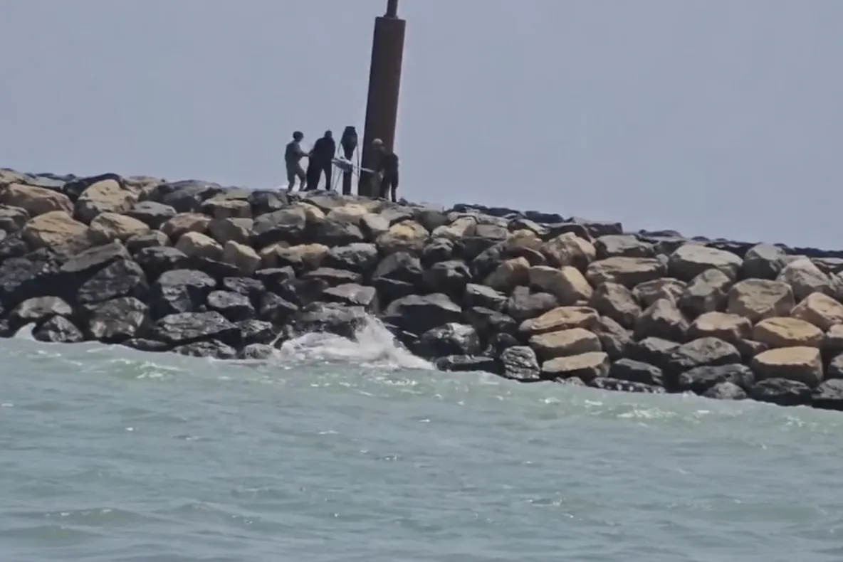 Alertă pe litoral. A fost găsit un nou fragment de dronă pe plaja de la Costinești