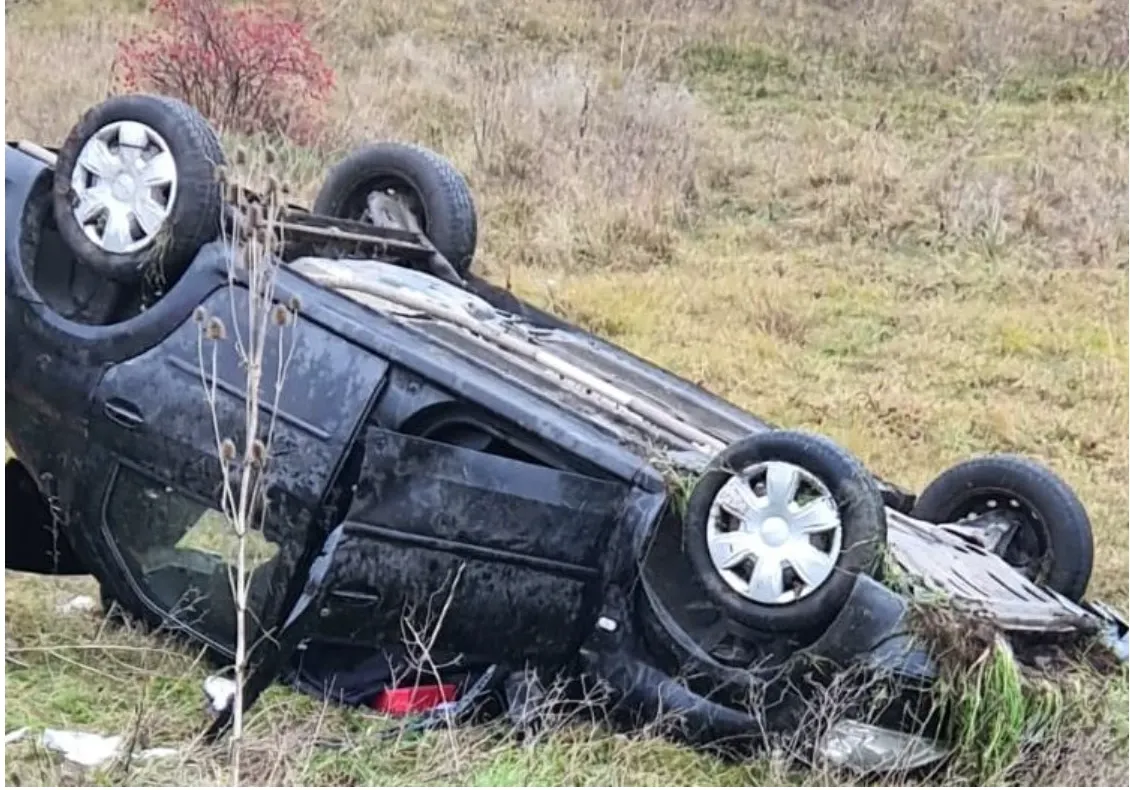Accident grav în Constanța. Patru persoane au fost rănite, iar o mașină s-a răsturnat și a luat foc