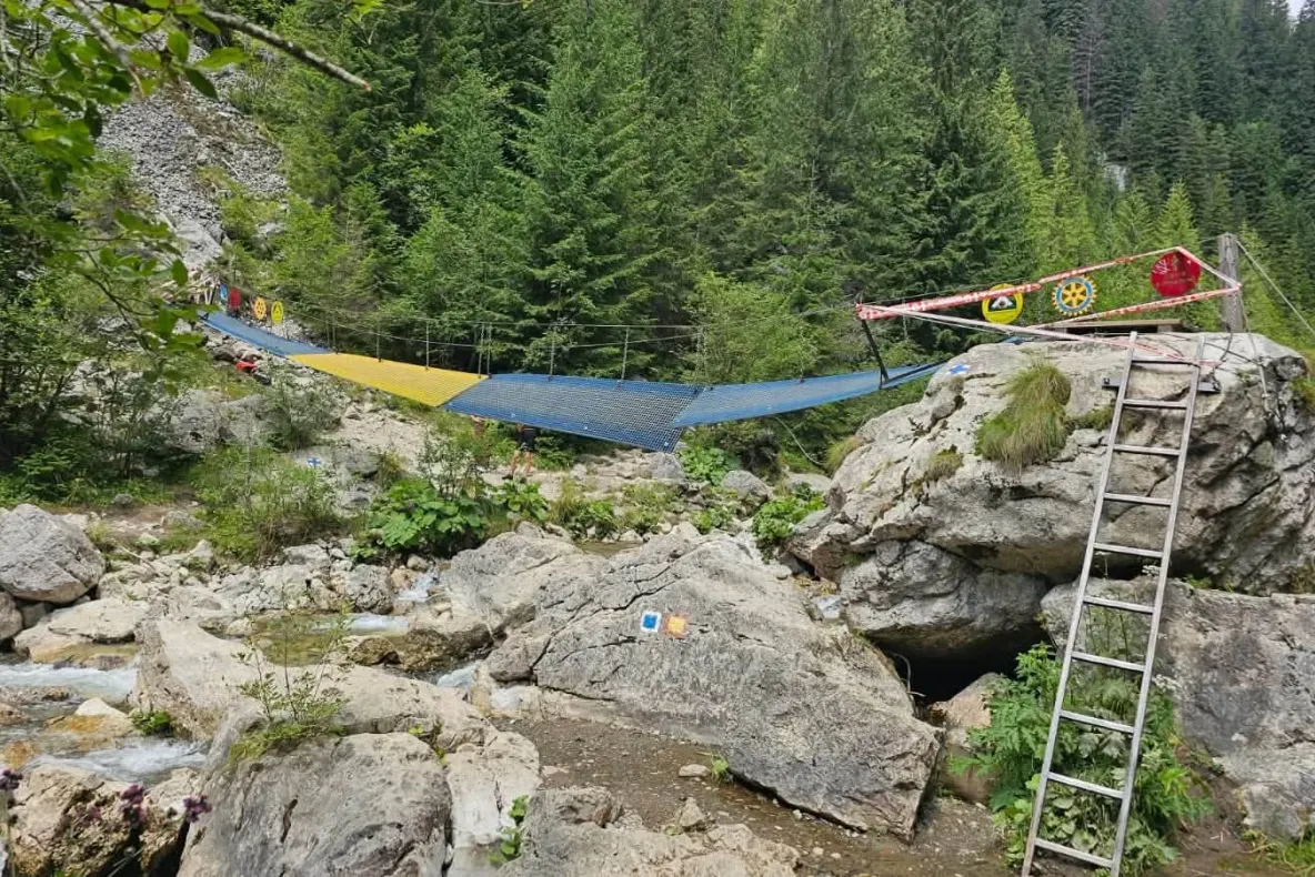 Acces întrerupt către Lacul Scropoasa și Cascada 7 Izvoare. Podul din Zănoaga s-a rupt: avertismentul salvamontiștilor FOTO