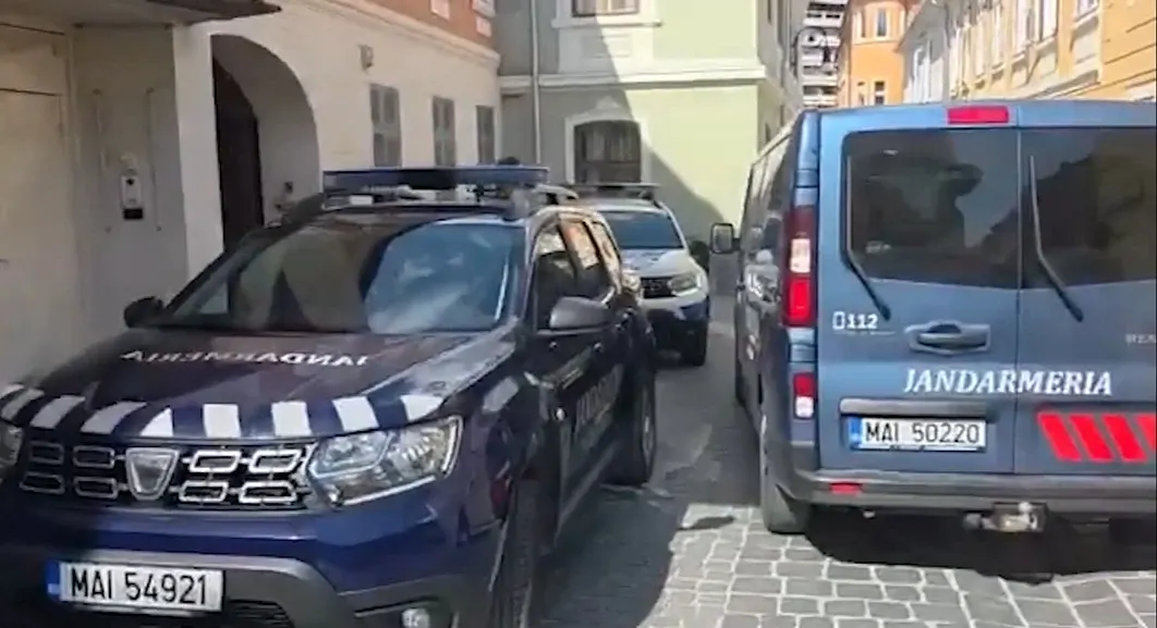 Scandal în centrul Brașovului: polițiști luați la bătaie de 7 persoane. Agresorii au fost reținuți