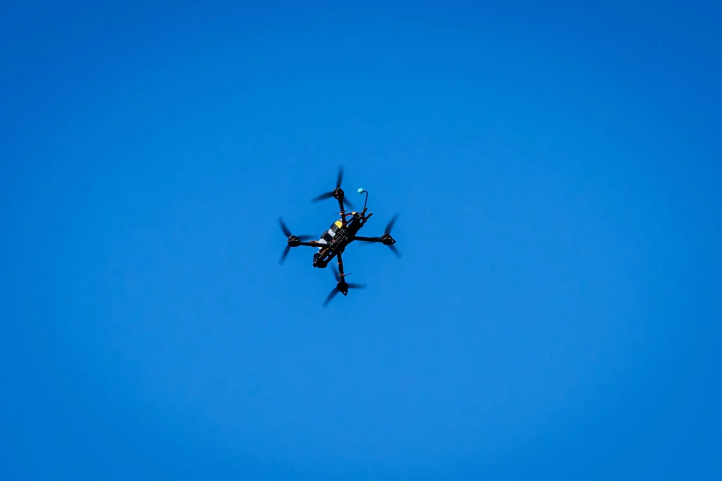 Dronă de atac rusească, recuperată de pe o plajă din Polonia. Militarii au detonat controlat încărcătura