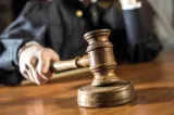 Asistent medical trimis în judecată după ce ar fi cerut 900 de euro pentru a interveni în cazul unui pacient