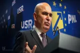 Bolojan recrutează din USR și construiește un nou pol electoral: atacuri coordonate pentru menținerea la putere