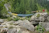 Acces întrerupt către Lacul Scropoasa și Cascada 7 Izvoare. Podul din Zănoaga s-a rupt: avertismentul salvamontiștilor FOTO