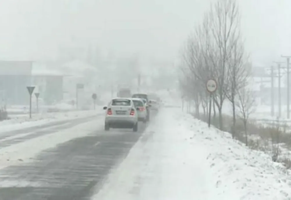 Alertă meteo de vreme rea. ANM a emis mai multe Coduri galbene de ninsori, ploi și polei