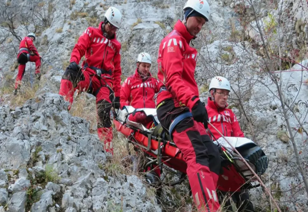 Copilă de 12 ani, salvată de pe munte. Fetița a fost preluată de medici