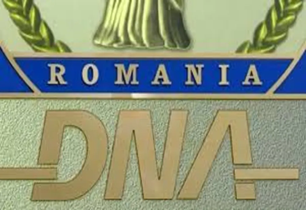 Fostul primar al unei comune din Olt, viceprimarul şi alţi angajaţi ai primăriei, trimişi în judecată de DNA