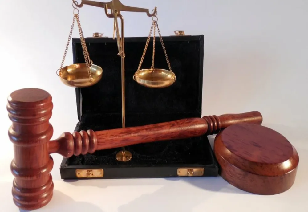 Caz rar într-o instanţă din România: Un tânăr a fost iertat de judecători după ce au auzit motivul pentru care s-a apucat de furat