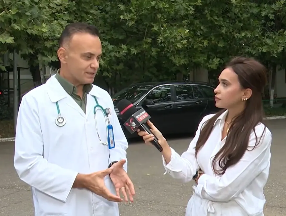 Adrian Marinescu, managerul Spitalului de Boli Infecțioase Matei Balș (stânga)