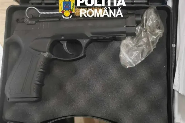 Percheziții în Constanța: trei bărbați, reținuți după ce ar fi introdus ilegal cinci arme neletale în România