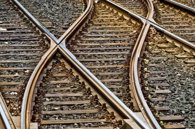 România trece la ora de iarnă. Ce se întâmplă cu mersul trenurilor