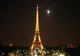Turnul Eiffel, evacuat după ce un bărbat a urcat pe structură cu un steag al SUA